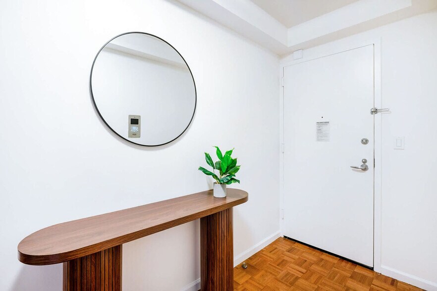 Building Photo - 350 W 43rd St