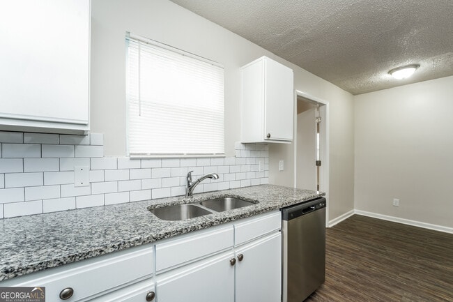 Building Photo - 5439 Farmview Close