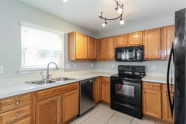 Building Photo - 15239 Pangborn Pl