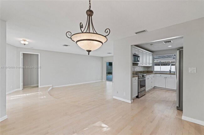 Building Photo - 565 NE Olive Way
