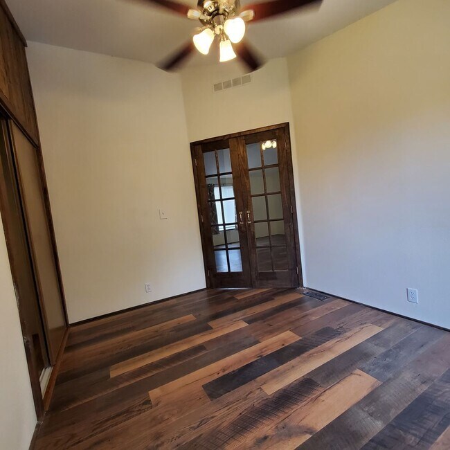 Building Photo - Pet Friendly 4 Bed / 2Bath Home w/ Garage