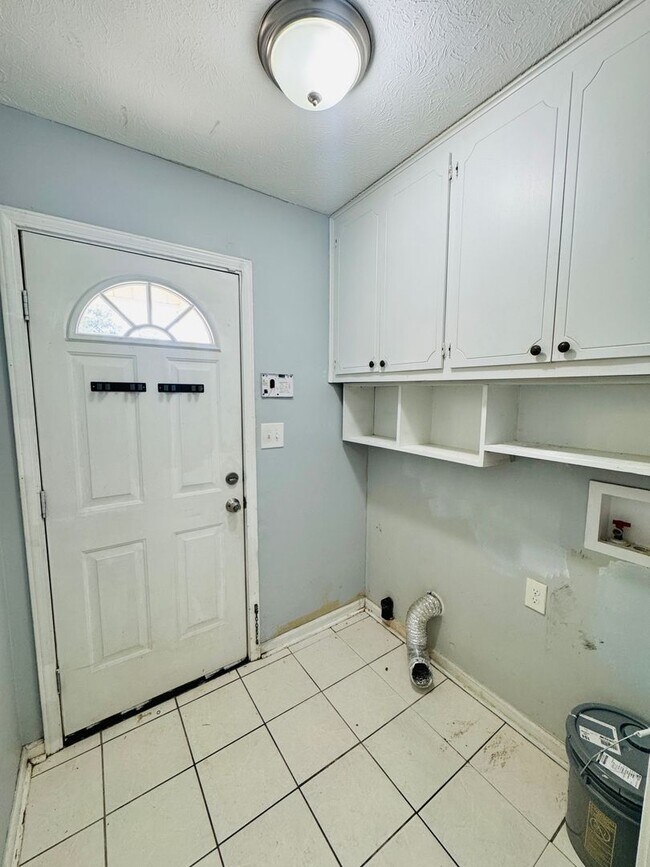 Building Photo - Dreamy 3-Bedroom