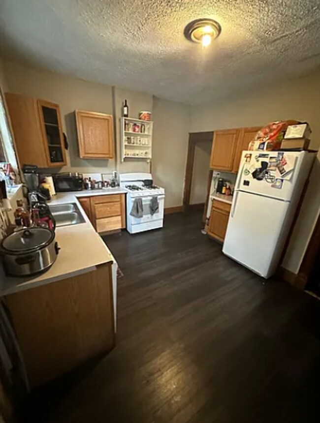 Building Photo - 2345 Victor St