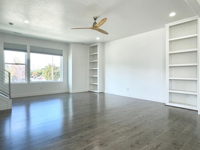 Building Photo - Gorgeous Townhome in South Jordan!