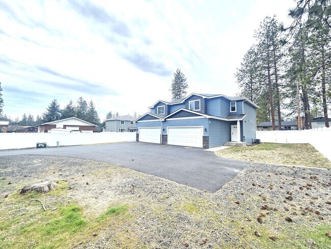 Building Photo - $2,200 - 3 Bed / 2.5 Bath Gorgeous Newer Built Duplex in North Spokane