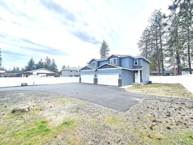 Building Photo - $2,300 - 3 Bed / 2.5 Bath Gorgeous Newer Built Duplex in North Spokane