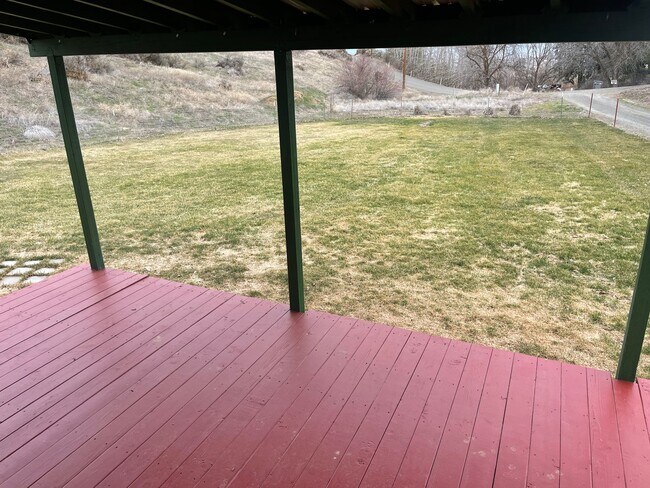 Building Photo - 3 Bed 2 Bath Home on Property Available for Lease