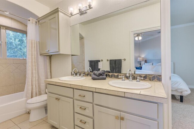 Building Photo - 813 Moonlight Bay Dr