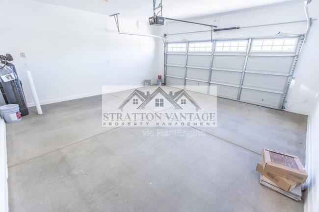 Building Photo - 14231 W El Cortez Pl