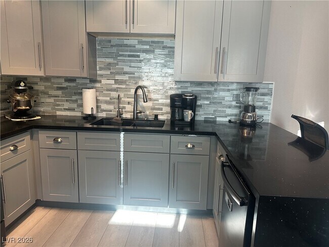 Building Photo - 820 Bergamont Dr