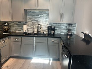 Building Photo - 820 Bergamont Dr