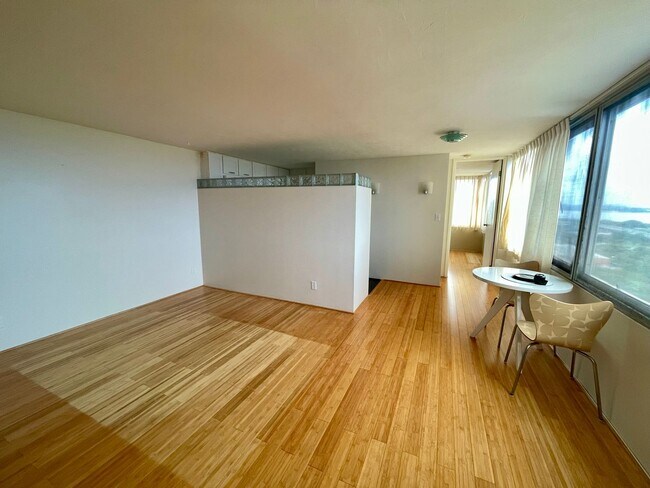 Building Photo - 1 Bedroom/1Bathroom/1Parking Unit Available Soon in Century Park Plaza!