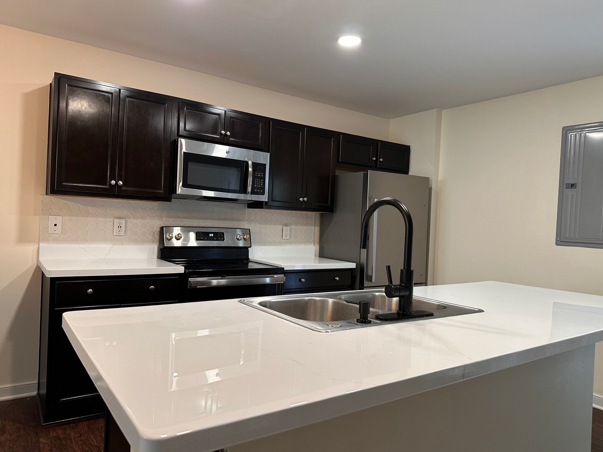 Building Photo - 1505 Stonewall Manor Dr