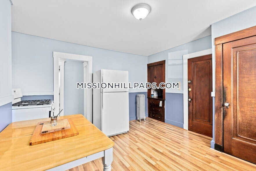 Building Photo - 157 Hillside St