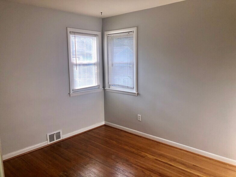 Building Photo - 129 Roselawn Cres