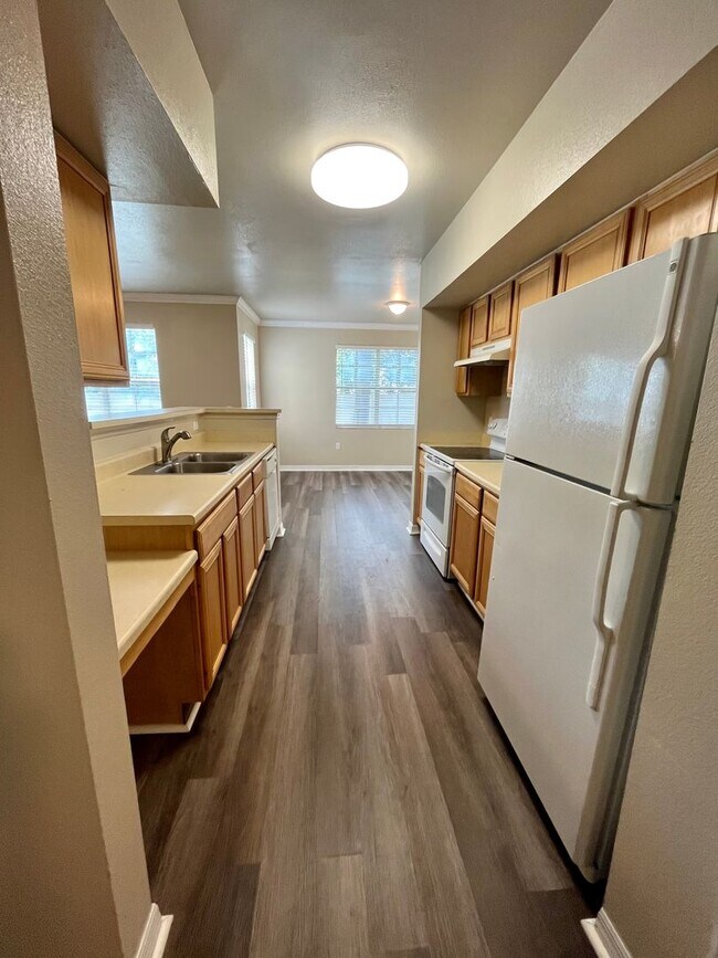 Building Photo - 3/2 unit becoming available June 1st for an annual lease