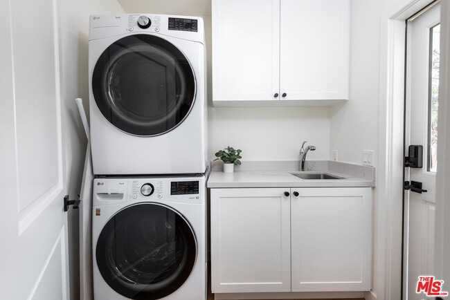 Building Photo - 527 S Bentley Ave