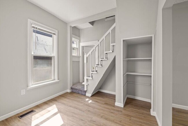 Building Photo - 84 N Oakley Ave