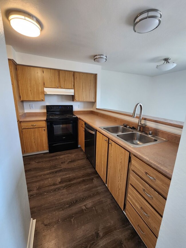 Building Photo - Available Now! Updated 2 bed condo in Central location, utilities included!