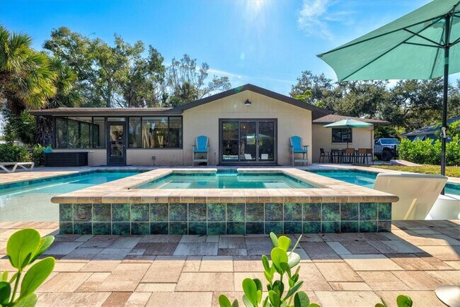 Building Photo - 2641 Hyde Park St