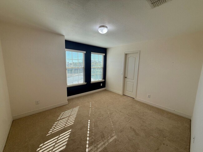 Building Photo - New Braunfels Gem!