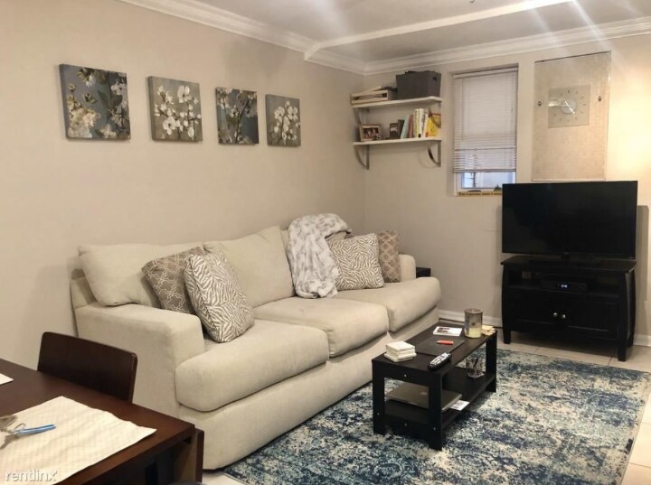 Building Photo - 902 I St SE