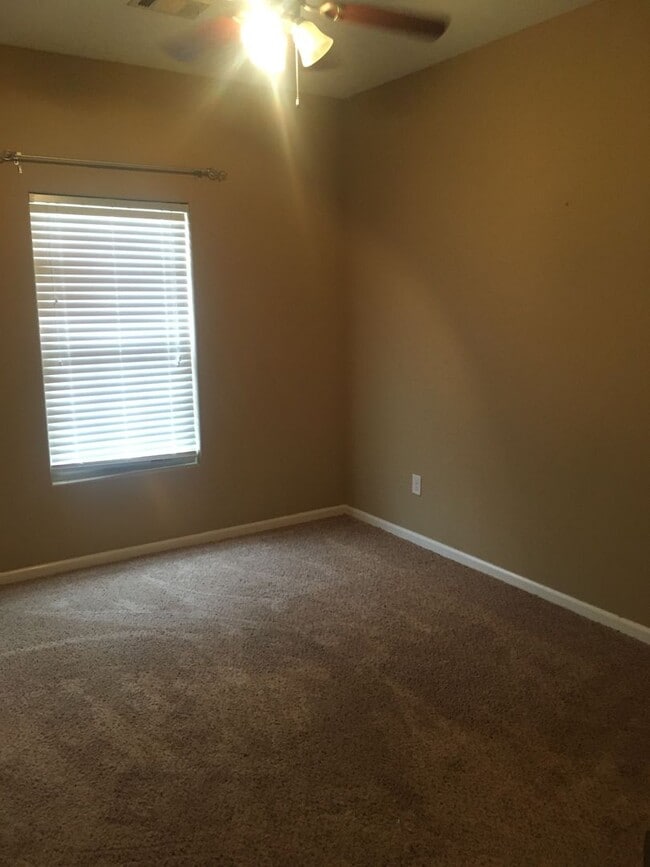 Building Photo - 3 bed 2 bath home on Henderson Hwy