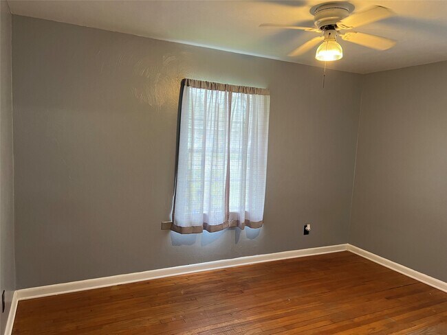 Building Photo - 411 Elaine St