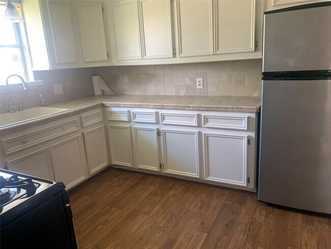 Building Photo - 306 Cres View St