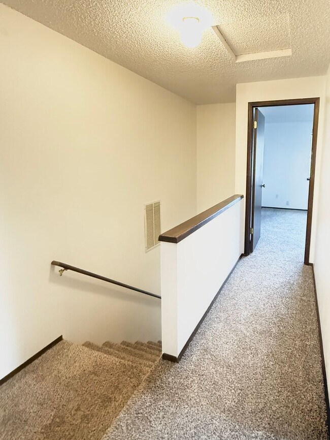 Building Photo - Bright & Beautiful Townhome- Fully Remodeled Kitchen and Bathrooms - Spacious Yard!