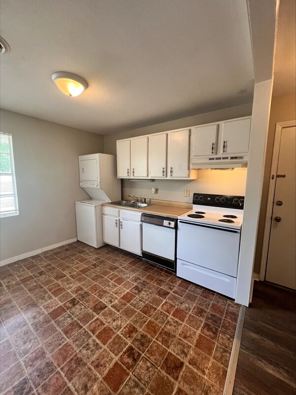 Building Photo - 115 Old Denmark Rd