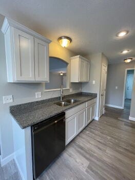 Building Photo - Spacious 3BR+ with fully fenced in backyard