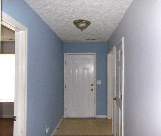 Building Photo - Location, Location, Location!!