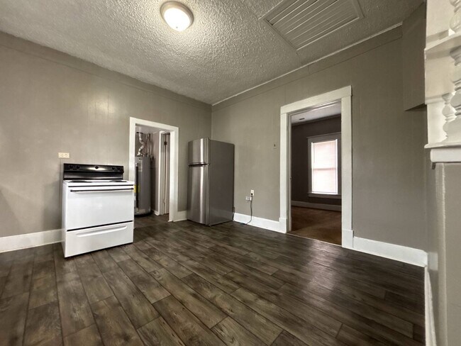 Building Photo - Affordable Elegance: 2-Bed, 1-Bath with Outdoor Oasis