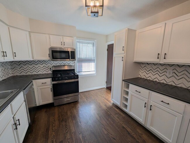 Building Photo - A Little Gem with Big Brentwood Energy