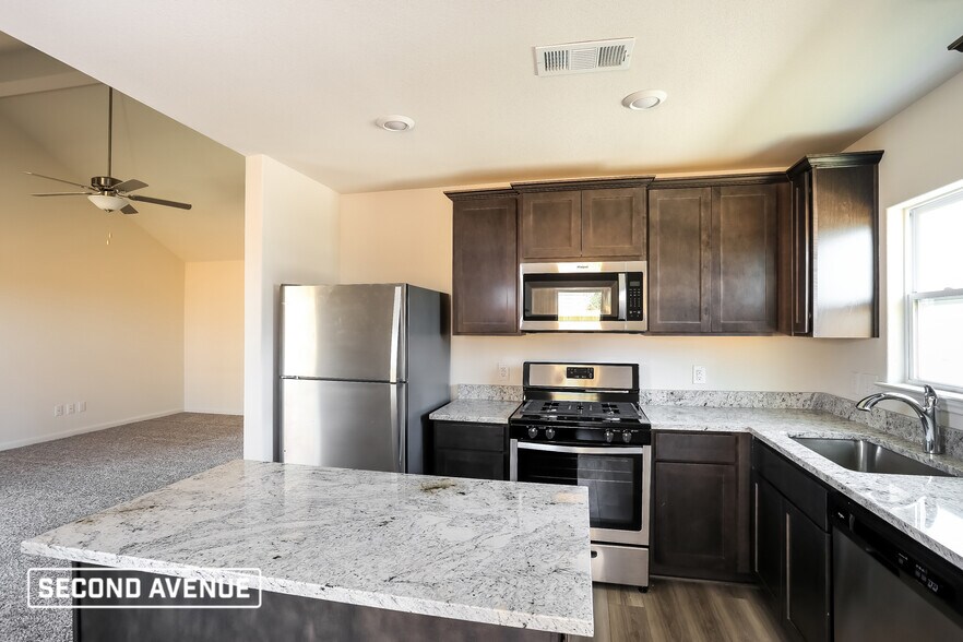 Building Photo - 1401 Sunkiss Dr