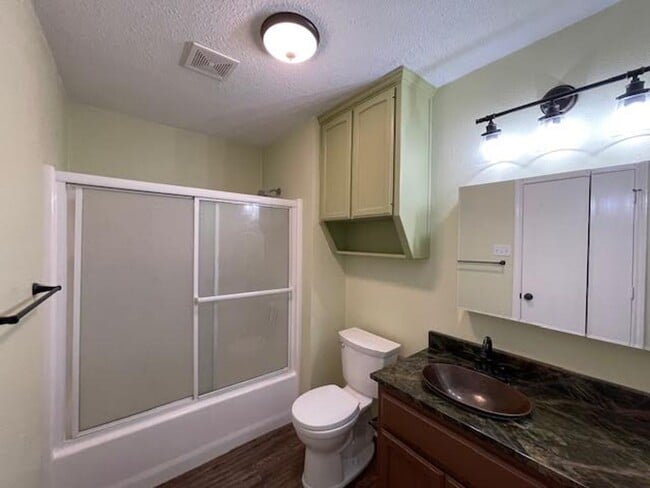 Building Photo - 806 Parkview Cir