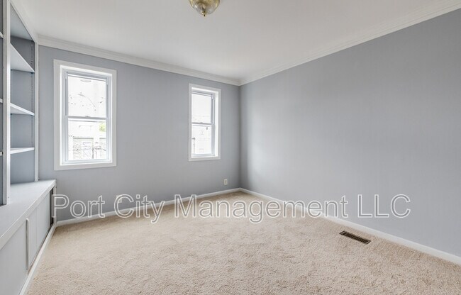 Building Photo - 320 S Newkirk St