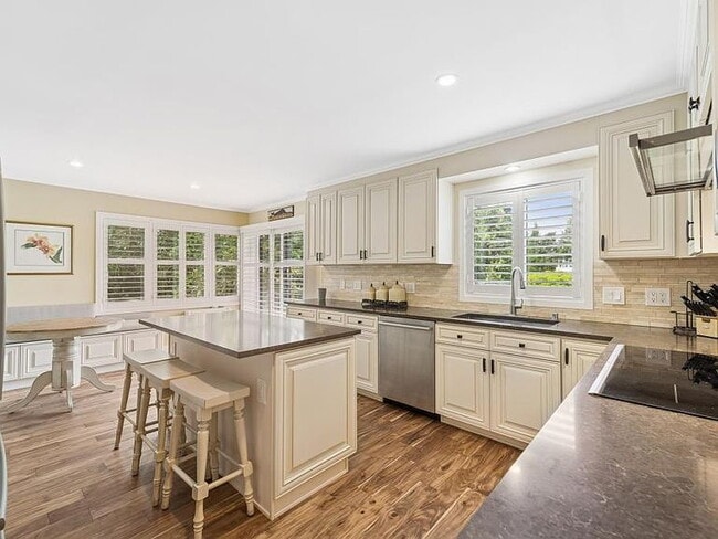 Building Photo - "Spacious 2-Bed, 2-Bath Gem in Prime Bellevue Location - 1455 Sq Ft of Modern Living!"