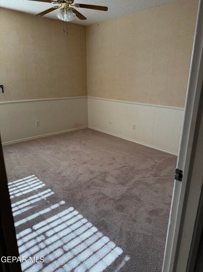 Building Photo - 320 Thunderbird Dr