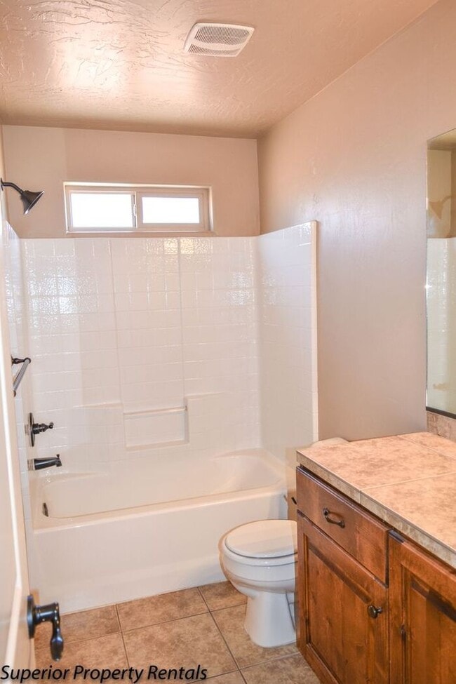 Building Photo - 4 bed, 2.5 bath duple unit w/2 car garage