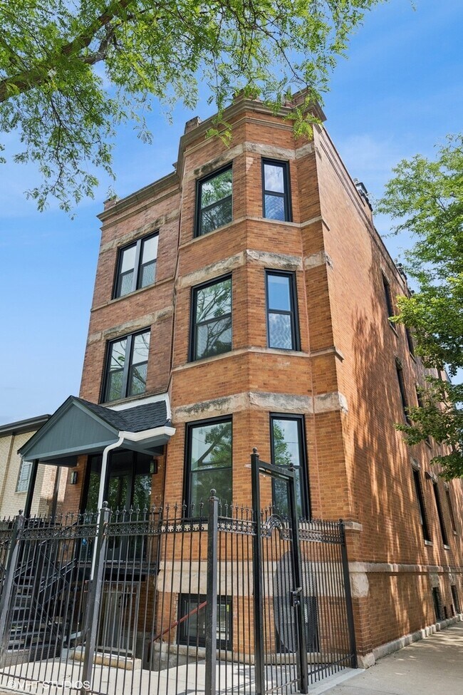 Primary Photo - 2331 N Campbell Ave