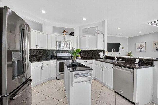 Building Photo - 3943 Westchester Way