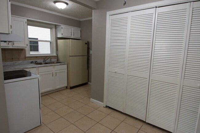 Building Photo - 2802 S Crawford St