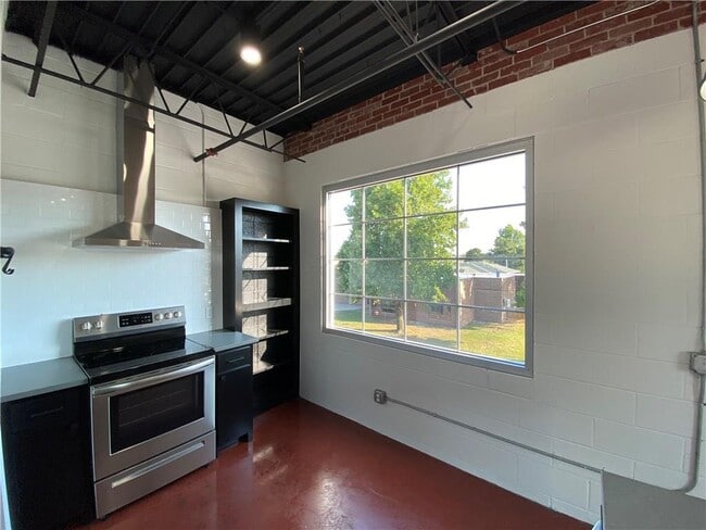 Building Photo - 111 S Main St