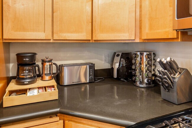 Building Photo - 316 19th Ave