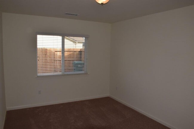Building Photo - Beautiful Riverpark Home With All Applianc...