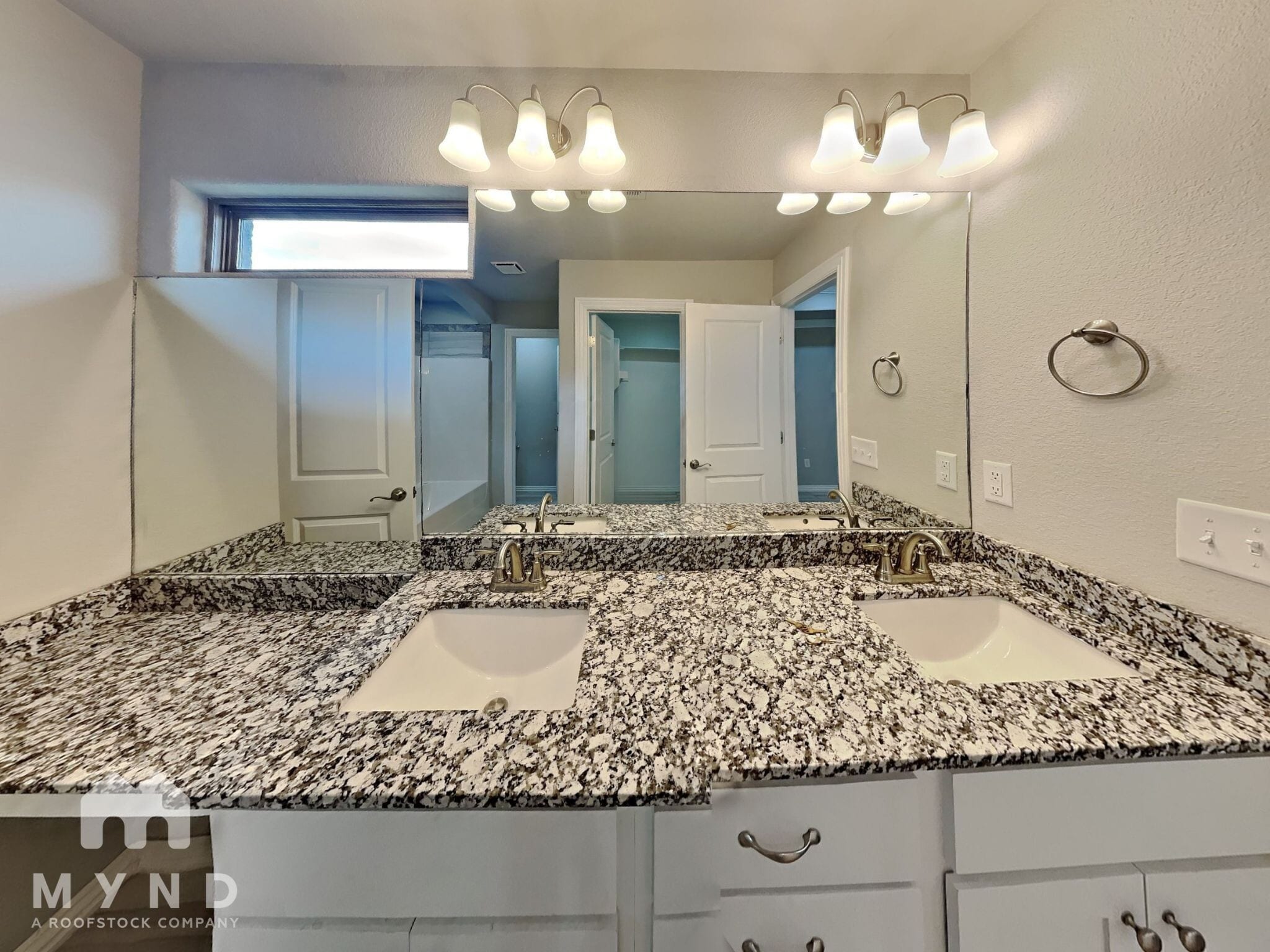 Building Photo - 941 Lakeview Dr