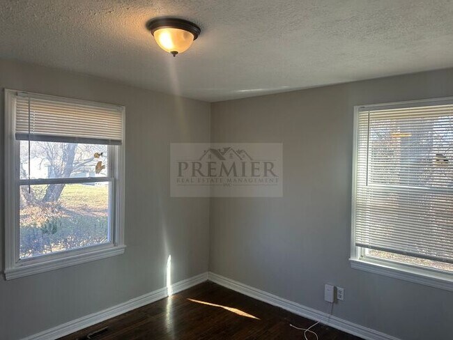 Building Photo - 8205 E 53rd KC MO -3 bed / 1 full bathroom...