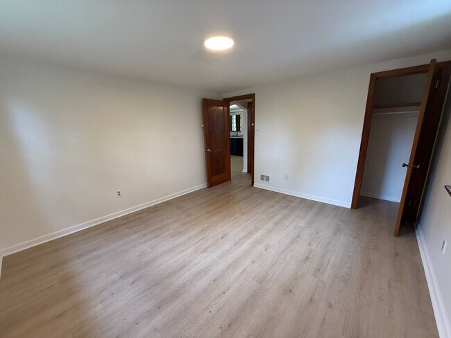 Building Photo - Updated Home - West Mifflin
